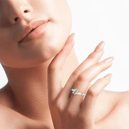 zenubia_schmuck_winterthur_zuerich_verlobungsringe_fiona ld_wg_hand-1