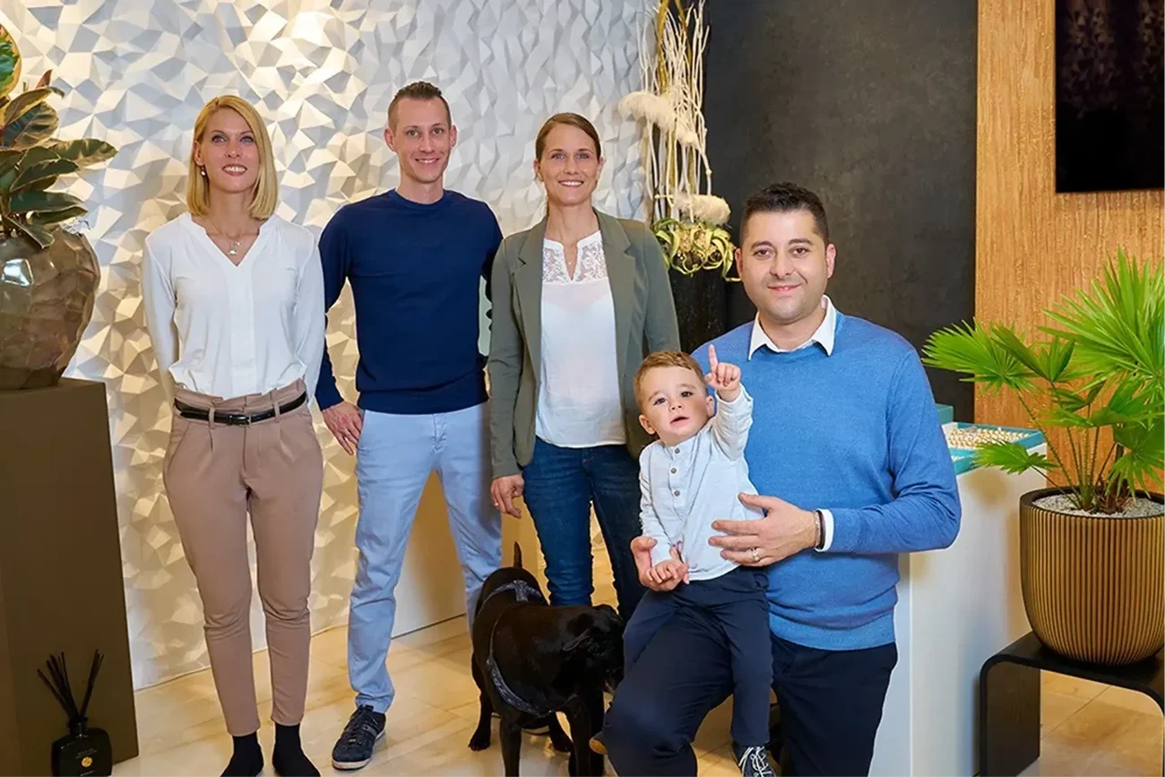 Bei Zenubia beraten Sie erfahrene Goldschmiede und Schmuckdesigner. Unser Team verbindet traditionelle Handwerkskunst mit modernem Design für einzigartige Verlobungs- und Trauringe.