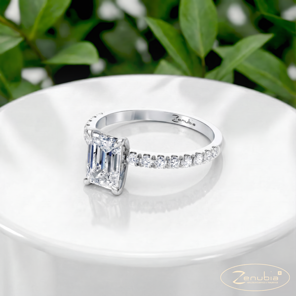 Alona_PodestSpecialWEISS_ALONA_ZenubiaSpecial_Verlobungsring_Zenubia_Weissgold_Podest