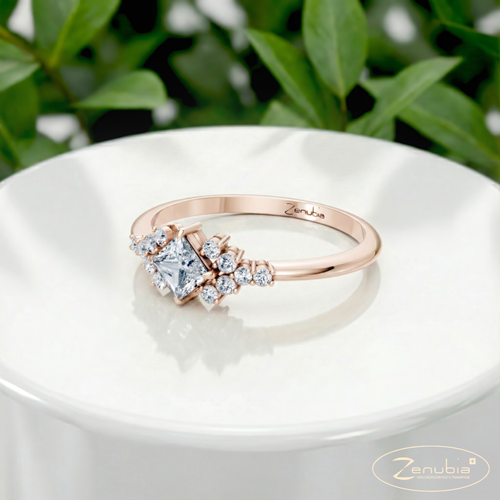 Emily_PodestNormalROSE_EMILY_Verlobungsring_Zenubia_Rosegold_Podest