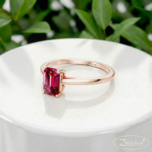 Flavia_PodestNormalROSE_FLAVIA_Verlobungsring_Zenubia_Rosegold_Podest