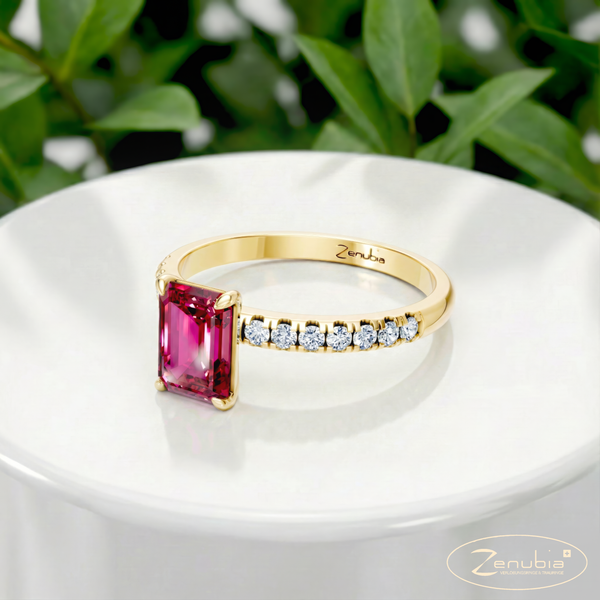 Flora_PodestNormalGELB_FLORA_Verlobungsring_Zenubia_Gelbgold_Podest