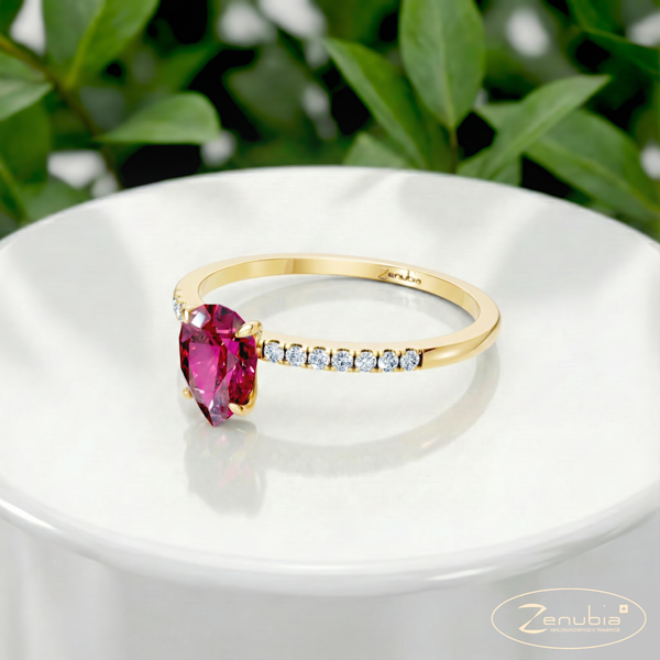 Franca_PodestNormalGELB_FRANCA_Verlobungsring_Zenubia_Gelbgold_Podest