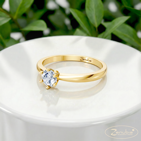 Laika_PodestNormalGELB_LAIKA_Verlobungsring_Zenubia_Gelbgold_Podest