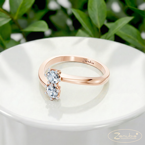 Laila_PodestNormalROSE_LAILA_Verlobungsring_Zenubia_Rosegold_Podest