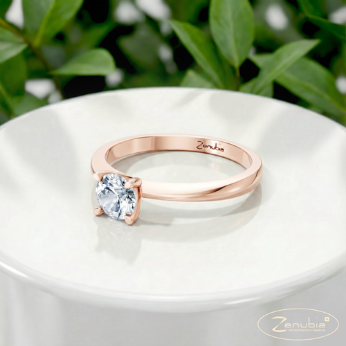 Lia_PodestNormalROSE_LIA_Verlobungsring_Zenubia_Rosegold_Podest