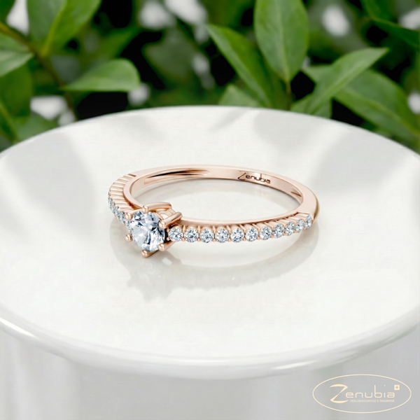 Livana_PodestNormalROSE_LIVANA_Verlobungsring_Zenubia_Rosegold_Podest