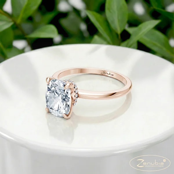Loulou_PodestNormalROSE_LOULOU_Verlobungsring_Zenubia_Rosegold_Podest