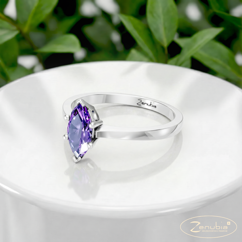 Mandy_PodestNormalWEISS_MANDY_Verlobungsring_Zenubia_Weissgold_Podest