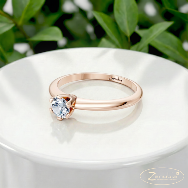 Mica_PodestNormalROSE_MICA_Verlobungsring_Zenubia_Rosegold_Podest