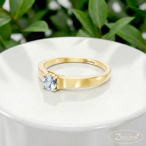 Mila_PodestNormalGELB_MILA_Verlobungsring_Zenubia_Gelbgold_Podest