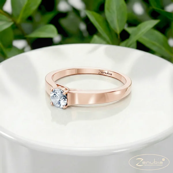 Mila_PodestNormalROSE_MILA_Verlobungsring_Zenubia_Rosegold_Podest