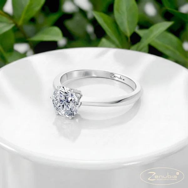 Milena_PodestSpecialWEISS_MILENA_ZenubiaSpecial_Verlobungsring_Zenubia_Weissgold_Podest