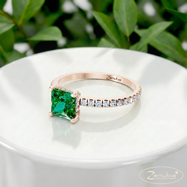 Romy_PodestNormalROSE_ROMY_Verlobungsring_Zenubia_Rosegold_Podest