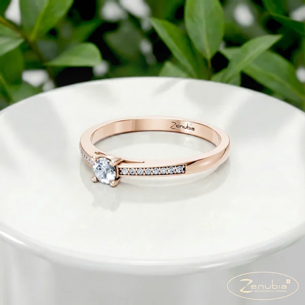 Sarah_PodestNormalROSE_SARAH_Verlobungsring_Zenubia_Rosegold_Podest