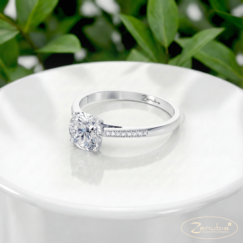 Sarah_PodestSpecialWEISS_SARAH_ZenubiaSpecial_Verlobungsring_Zenubia_Weissgold_Podest