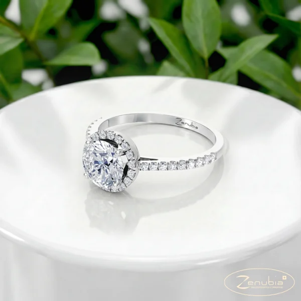 Sophia_PodestSpecialWEISS_SOPHIA_ZenubiaSpecial_Verlobungsring_Zenubia_Weissgold_Podest