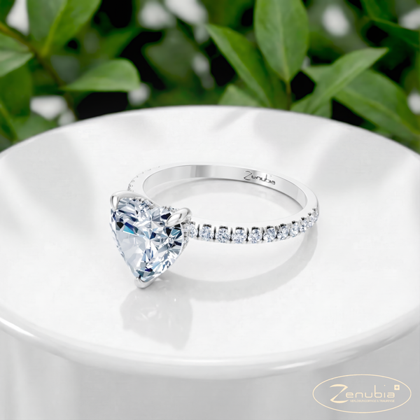 Zazou_PodestNormalWEISS_ZAZOU_Verlobungsring_Zenubia_Weissgold_Podest