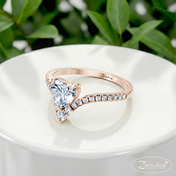Zeena_PodestNormalROSE_ZEENA_Verlobungsring_Zenubia_Rosegold_Podest
