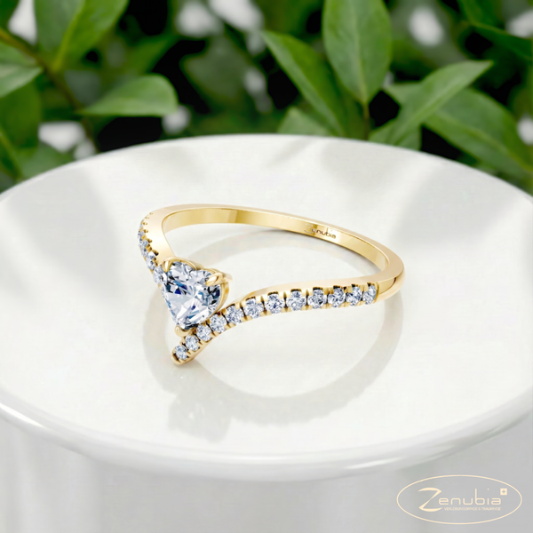 Zoey_PodestNormalGELB_ZOEY_Verlobungsring_Zenubia_Gelbgold_Podest