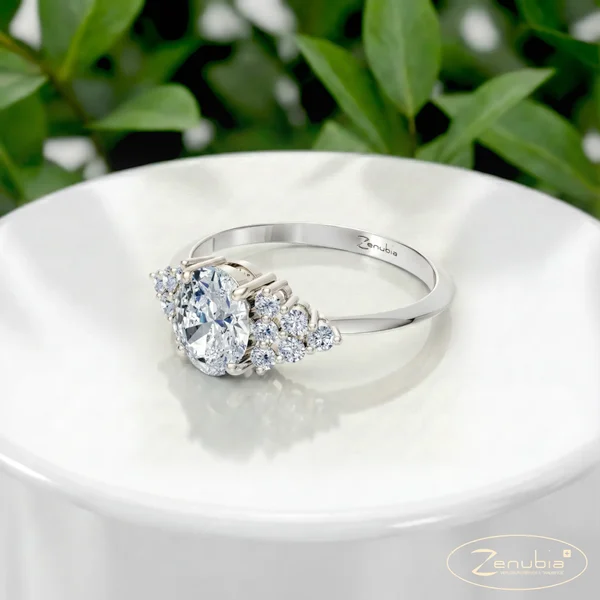 Zenubia_Schmuck_Winterthur_Verlobungsring_Elara_podium_Weissgold