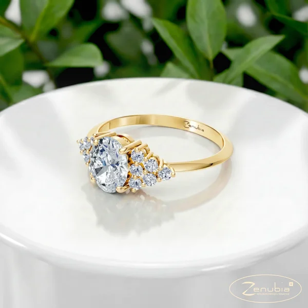 Zenubia_Schmuck_Winterthur_Verlobungsring_Elara_podium_Gelbgold