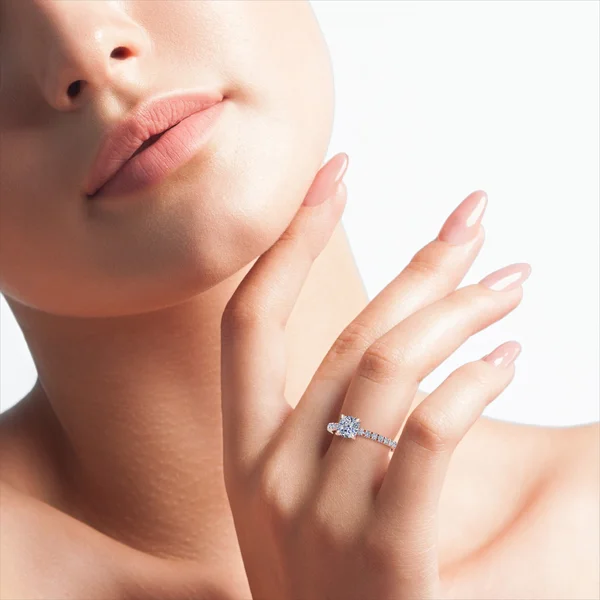 Alina_hand_Zenubia_Schmuck_Winterthur_Verlobungsring_Alina_hand_0011